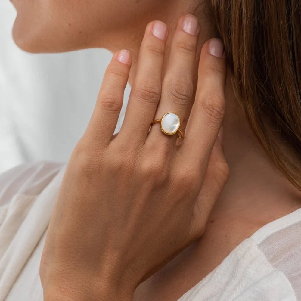 Linjer Gold Vermeil Mother of Pearl Oval Ring - Picture 2 of 11